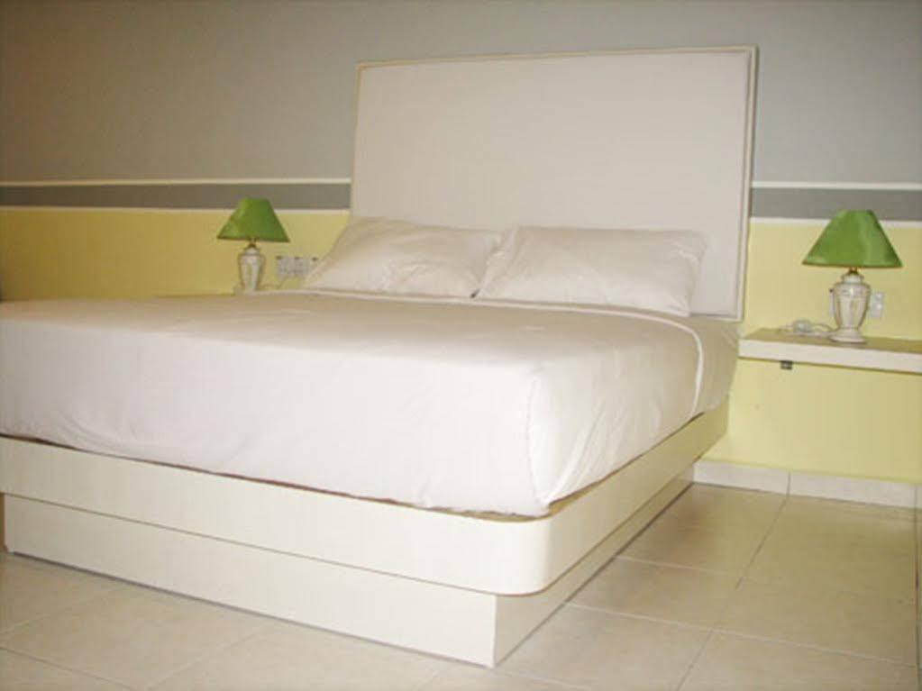 Sr Inn Simpang Renggam Esterno foto